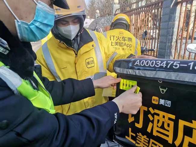 西安公安交警：關(guān)鍵小事天天有感 “馬路文章”真心真情